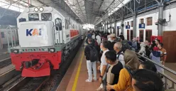 Penumpang kereta api di stasiun tawang Semarang saat libur Idul Adha 2024. (Sumber:  | Foto: sakti)