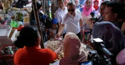 Mendag Zulkifli Hasan memantau stok dan harga bahan pokok di Pasar Karangayu, Semarang.
 (Sumber:  | Foto: sakti)