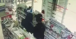 Pasutri nekat mencuri obat-obatan di apotek Viva Cokroaminoto, Ungaran, Kamis 18 Januari 2024. (Sumber: @infokejadianungaran - InfoSemarang.com)