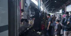Penumpang KA di Stasiun Tawang. (Sumber:  | Foto: sakti)