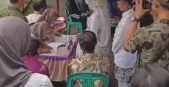 Momen Unik Pasangan Pengantin di Pekalongan Masih Lengkap Hiasan Datangi TPS Demi Nyoblos