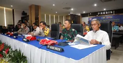 Sekda Jateng Sumarno saat rapat koordinasi persiapan angkutan Lebaran 2024, Minggu, 31 Maret 2024.
 (Sumber:  | Foto: Sakti Setiawan)
