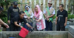Wali Kota Semarang, Hevearita Gunaryanti Rahayu saat memimpin panen hasil budi daya lele di SMP 22 . (Sumber:  | Foto: sakti)