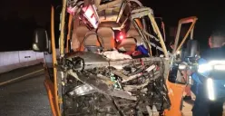Mikrobus Mitsubishi Tabrak Trailer di Tol Semarang-Batang, Mobil Ringsek Dua Orang Meninggal Dunia