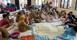 Kodam IV/Diponegoro menyalurkan bantuan kepada para pengungsi banjir di Semarang. (Sumber: | Foto: dok Pendam IV Diponegoro.)