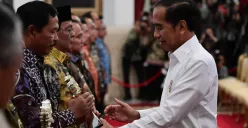 Pj Gubernur Jateng, Nana Sudajana saat menerima penghargaan dari Presiden Joko Widodo. (Sumber:  | Foto: dok Humas Jateng.)