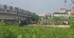 Seorang pria tewas gantung diri di jembatan Barito Pasar Waru, Gayamsari, Kota Semarang, Selasa 13 Februari 2024. (Sana Sini Sani - InfoSemarang.com)