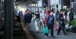 Penumpang turun kereta api turun di stasiun Tawang Semarang. (Sumber:  | Foto: Sakti Setiawan)