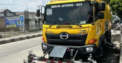 Pembersihan Jalan Pantura Karanganyar setelah Demak dilanda banjir sepekan terakhir. (Sumber: Kementerian PUPR)