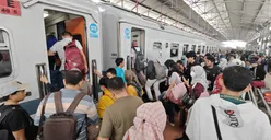 Penumpang yang akan menggunakan kereta api di stasiun Tawang Semarang. (Sumber:  | Foto: sakti)