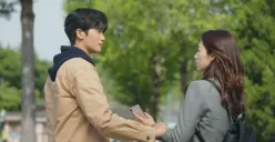 Momen Jungwoo menyusul Haneul yang ditolak wawancara kerja. (Sumber: Netflix - InfoSemarang.com)