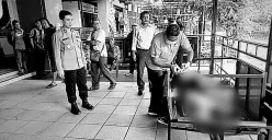 Pria warga Lodan tewas di depan kafe Pasar Bulu, Selasa 30 Januari 2024. (Sumber: @infokejadiansemarang.new - InfoSemarang.com)