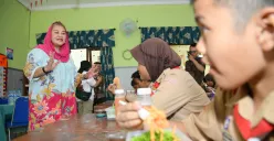 Simulasi program ‘’Makan Siang Bergizi’’ digelar untuk siswa dari 24 SD dan SMP di Kota Semarang.
 (Sumber:  | Foto: Sakti)