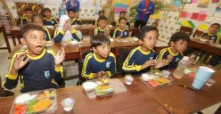 Simulasi program Makan Bergizi Gratis di SD Gisikdrono 02, Kecamatan Semarang Barat. (Sumber:  | Foto: Sakti)