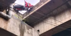 Kecelakaan di Tanjung Mas: Pemotor Tabrak Trotoar Jatuh dari Flyover, Alami Patah Kaki & Leher