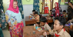 Wali Kota Semarang, Hevearita Gunaryanti Rahayu membagikan makan siang bergizi kepada siswa SD Negeri Sumurboto. (Sumber:  | Foto: Sakti.)