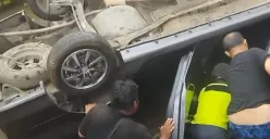 Mobil Satu Keluarga Wisatawan di Kali Kesek Kecemplung Kolam Pemancingan 