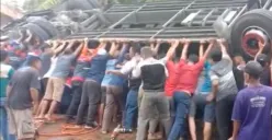 Warga bantu evakuasi penumpang bus New Shantika yang terjun dari Tol Pemalang KM 320. (Sumber: @merapi_uncover - InfoSemarang.com)