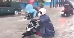 Genangan Air di Jalan Pasar BK Simongan, Pengendara sampai Dorong Motor