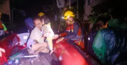 Tim Basarnas dan potensi SAR lain mengevakuasi warga terdampak banjir di Semarang, Jumat 15 Maret 2024. (Sumber:  | Foto: sakti)