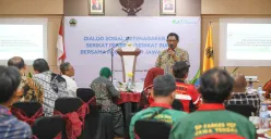 PJ Gubernur Jateng Nana Sudjana berdialog dengan perwakilan buruh, serikat pekerja, serta pengusaha. (Sumber: | Foto: Sakti)