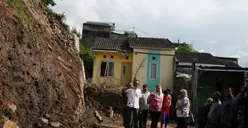 Wali Kota Semarang, Hevearita Gunaryanti Rahayu meninjau lokasi longsor di Perumahan Bintang Kencana. (Sumber: | Foto: Sakti Setiawan)