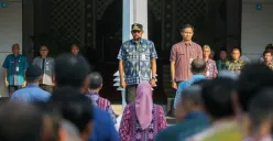 Pj Guberbur Jateng Nana Sudjana memimpin apel bersama di halaman Kantor Gubernur, Selasa, 16 April 2024 pagi. (Sumber:  | Foto: dok Humas Jateng.)