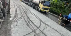 Jalan Onggorawe Demak yang baru dicor dirusak oknum pengendara nakal yang nekat melintas. (Sumber: @infokejadiandemak - InfoSemarang.com)