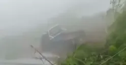 Tanah Longsor di Jalan Selo-Borobudur Boyolali: 2 Kendaraan Terseret