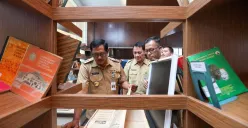 
Pj Gubernur Jateng, Nana Sudjana meninjau gedung Perpustakaan Daerah (Perpusda) Jawa Tengah.
 (Sumber:  | Foto: Sakti)