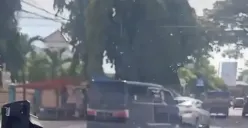 Aksi kejar-kejaran 2 mobil di Ngaliyan, Kota Semarang, diduga berawal dari sundulan, Sabtu 20 Januari 2024. (@portalsemarang - InfoSemarang.com)