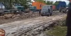 kondisi jalan di Bandarharjo penuh lumpur akibat banjir (Sumber: instagram  | Foto: @beritasemaranghariini)