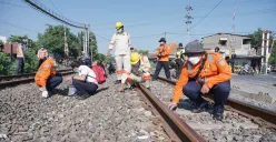   KAI Daop 4 Semarang Bersih Lintas di Perlintasan Sebidang Jalan Kaligawe Semarang 