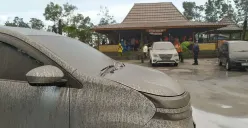 Hujan abu erupsi Gunung Merapi mengguyur wilayah Boyolali dan Klaten, Minggu 21 Januari 2024. (Sumber: Pasek Made - InfoSemarang.com)