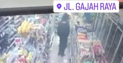 Pria nekat masturbasi di minimarket Jalan Gajah Raya, Semarang. (Sumber: @kejadiansmg - InfoSemarang.com)