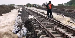 Aliran Sungai Tuntang Meluap, Jalur KA antara Stasiun Gubug - Stasiun Karangjati Tidak Bisa Dilalui