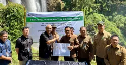 Pemimpin Wilayah III PT Askrindo, Bahrein S. Dalimunthe  dan Kepala Divisi Regional Perhutani Jawa Tengah, Asep Dedi Mulyadi menandatangani kerjasama.