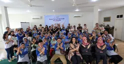 Karyawan PT AXA Mandiri Financial Services (AXA Mandiri)  membagikan makanan bergizi kepada anak-anak di Panti Asuhan. (Sumber:  | Foto: dok.)