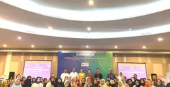 AXA Mandiri memeriahkan Bulan Inklusi Keuangan (BIK) dan Hari Asuransi 2025 dengan membagikan polis kepada pelaku UMKM.
 (Sumber:  | Foto: Dok.)