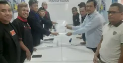 Frits Yohanes bersama para pendukungnya saat akan menyerahkan berkas pendaftaran. (Sumber: | Foto: Sakti)