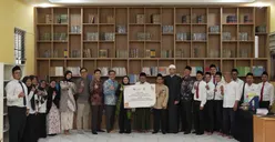 AXA Mandiri menyerahkan secara simbolis lebih dari Rp250 juta nilai surplus underwriting 2024 ke Baznas.  (Sumber:  | Foto: dok.)