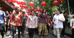 Wali Kota Semarang, Agustina Wilujeng  mendampingi Menteri Pariwisata Widiyanti Putri Wardhana di Sam Poo Kong, Semarang.