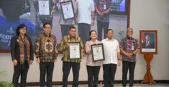 Wali Kota Semarang, Agustina Wilujeng menerima penghargaan Rekor MURI. (Sumber:  | Foto: dok.)