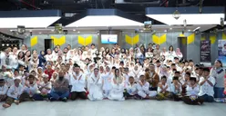 AXA Mandiri dalam momen buka puasa bersama para anak-anak yatim di kantor pusat AXA Mandiri, Jakarta.

 (Sumber:  | Foto: dok.)