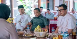 Wakil Ketua DPRD Jateng Mohammad Saleh mendampingi Menteri ESDM Bahlil Lahadalia (tengah), saat bersilaturahmi ke Desa Sribit. (Sumber: | Foto: dok.)