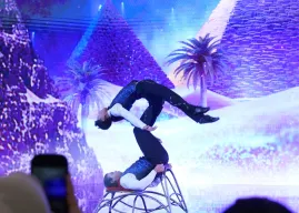 The Park Semarang menghadirkan seniman akrobat dari Meksiko dan Rusia.