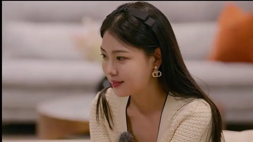 Choi Minji ungkap reaksi ayahnya yang melihatnya pakai piyama dinas ungu di Single's Inferno 3. (Sumber: Netflix - InfoSemarang.com)