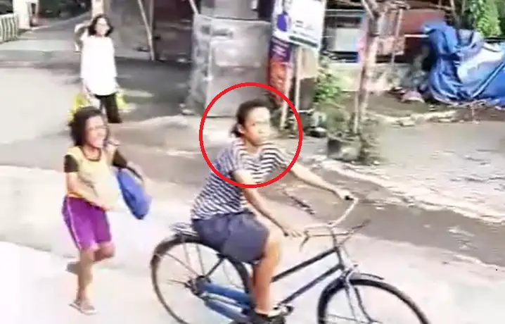 Ibu paksa anak mengemis di Pengapon, Kemijen, Rabu 17 Januari 2024. Dianiaya jika tak dapat uang. (@infokriminalsemarang - InfoSemarang.com)