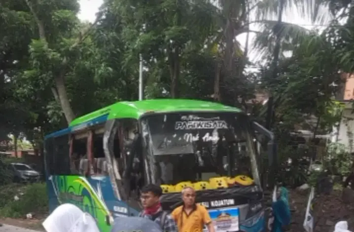Bus alami kecelakaan karena tak kuat menanjak di Tanjakan Trangkil, Gunungpati, Rabu 17 Januari 2024. (Sumber: @smg_repostt - InfoSemarang.com)