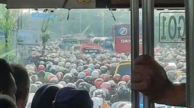 Macet total terpantau di Randugarut arah Kota Semarang, Rabu 17 Januari 2024. (Sumber: Instagram @beritasemaranghariini - InfoSemarang.com)